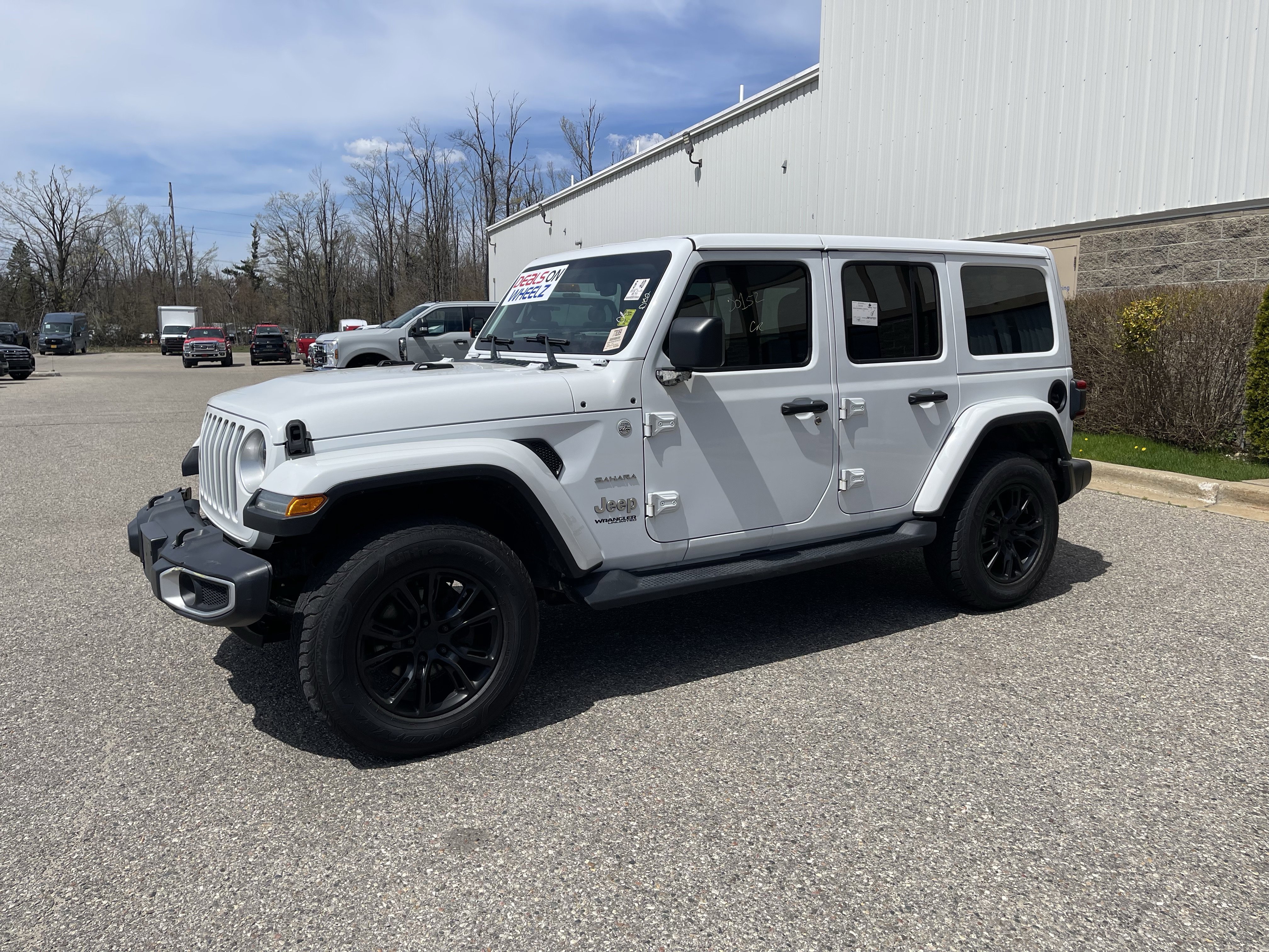 Used 2018 Jeep Wrangler Unlimited Sahara w/ Uconnect 4C Nav & Sound Group AWD/4WD image 8