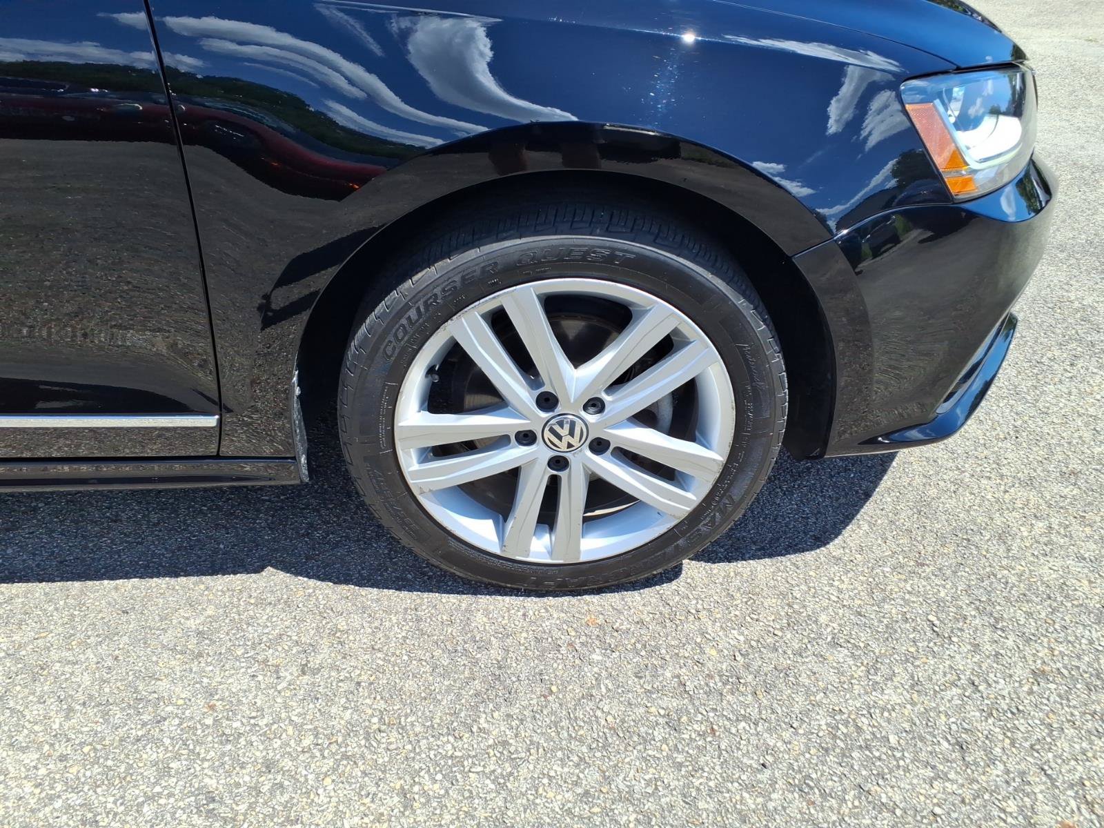 Used 2017 Volkswagen Jetta SEL FWD image 4