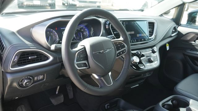 New 2026 Chrysler Pacifica Select FWD image 22