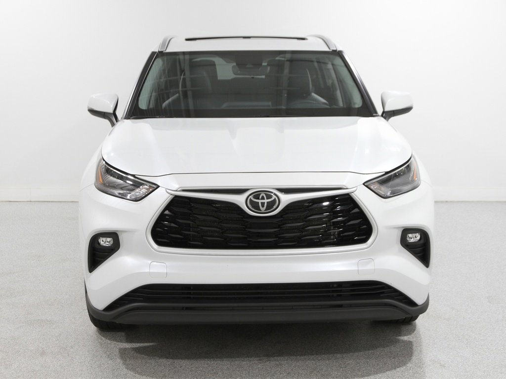 Used 2022 Toyota Highlander XLE image 2