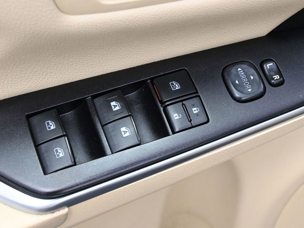 Used 2016 Toyota Camry LE image 3