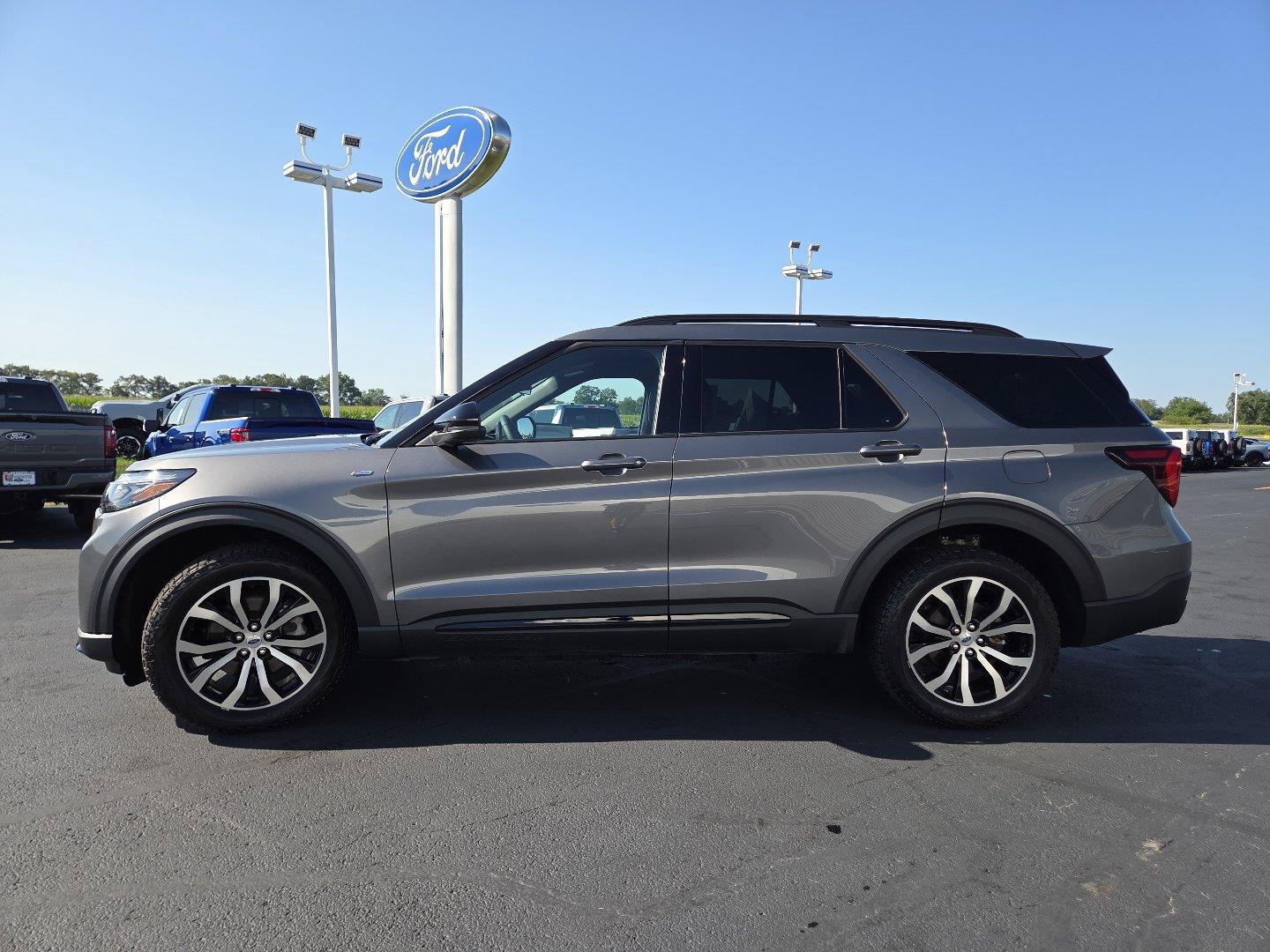 Used 2025 Ford Explorer ST-Line AWD/4WD image 16
