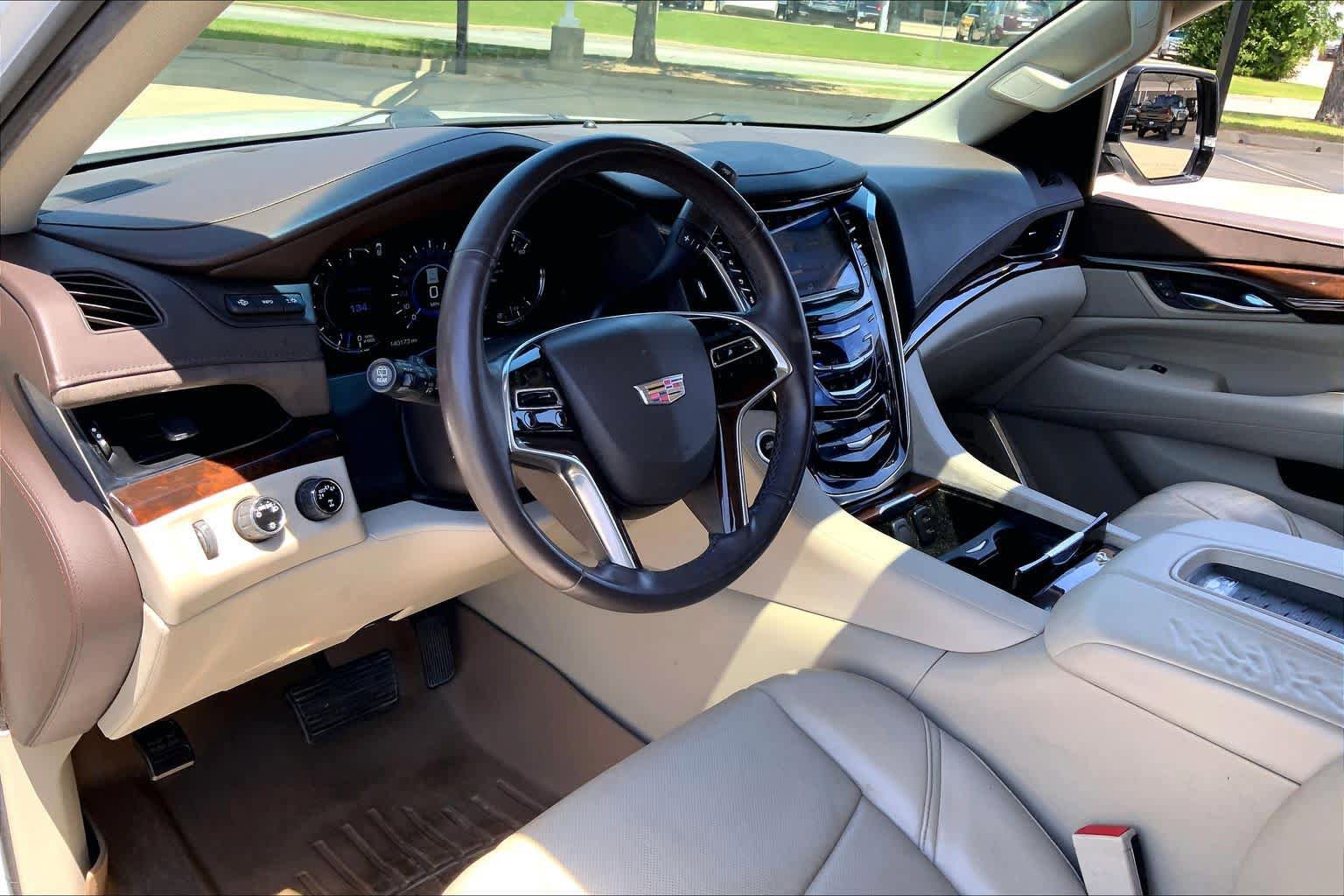 Used 2017 Cadillac Escalade Luxury AWD/4WD image 17