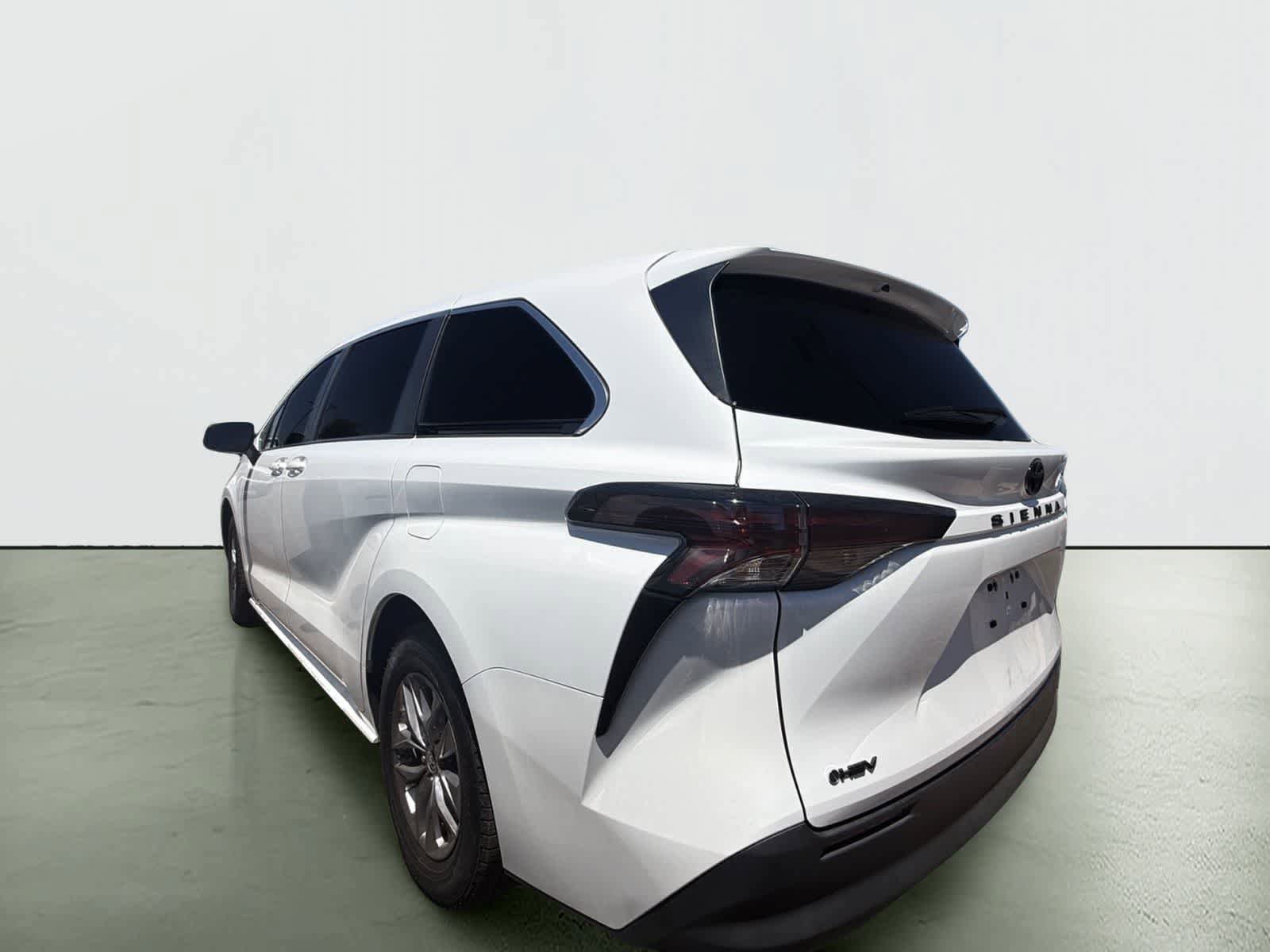 Used 2025 Toyota Sienna LE FWD image 3