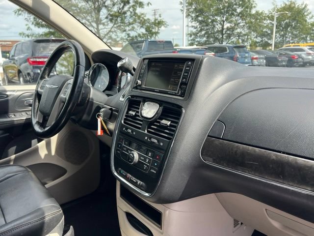Used 2016 Chrysler Town & Country Touring FWD image 33