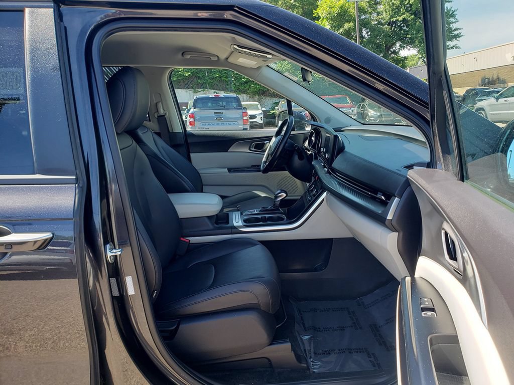 Used 2022 Kia Carnival LX FWD image 17