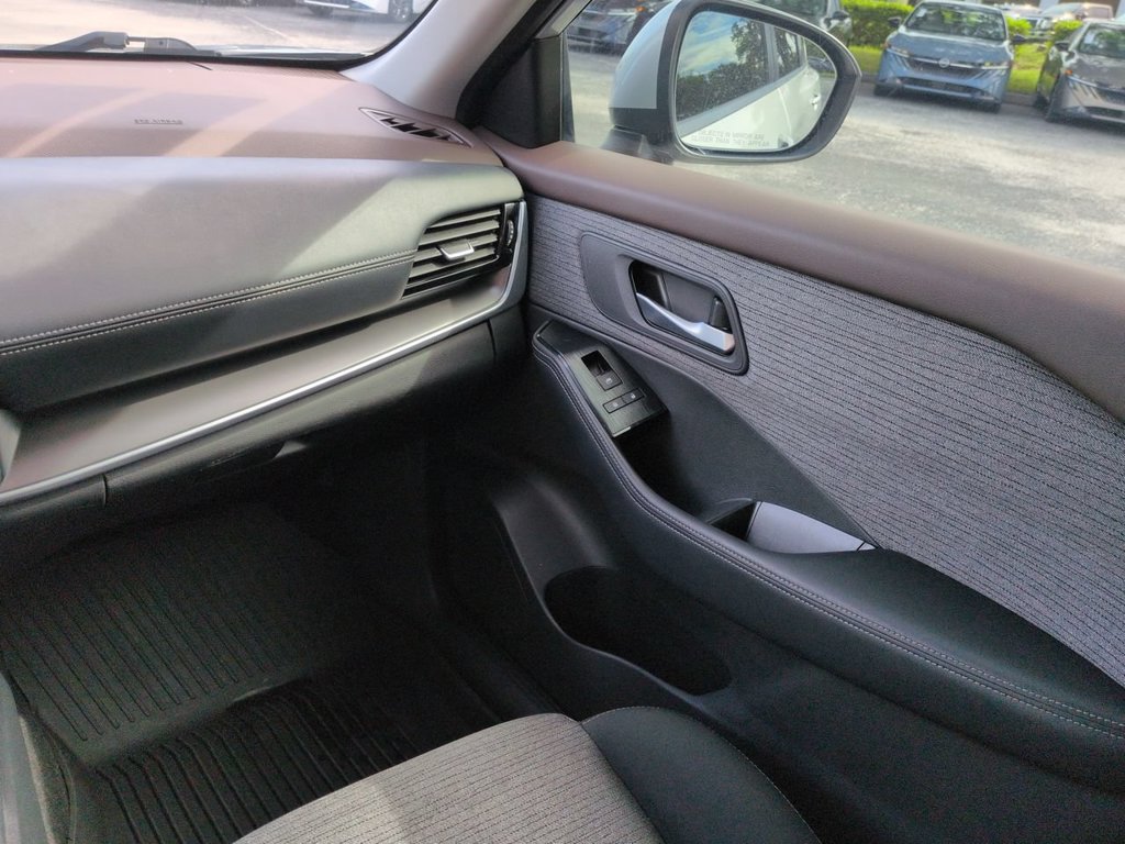 Used 2022 Nissan Rogue SV FWD image 17