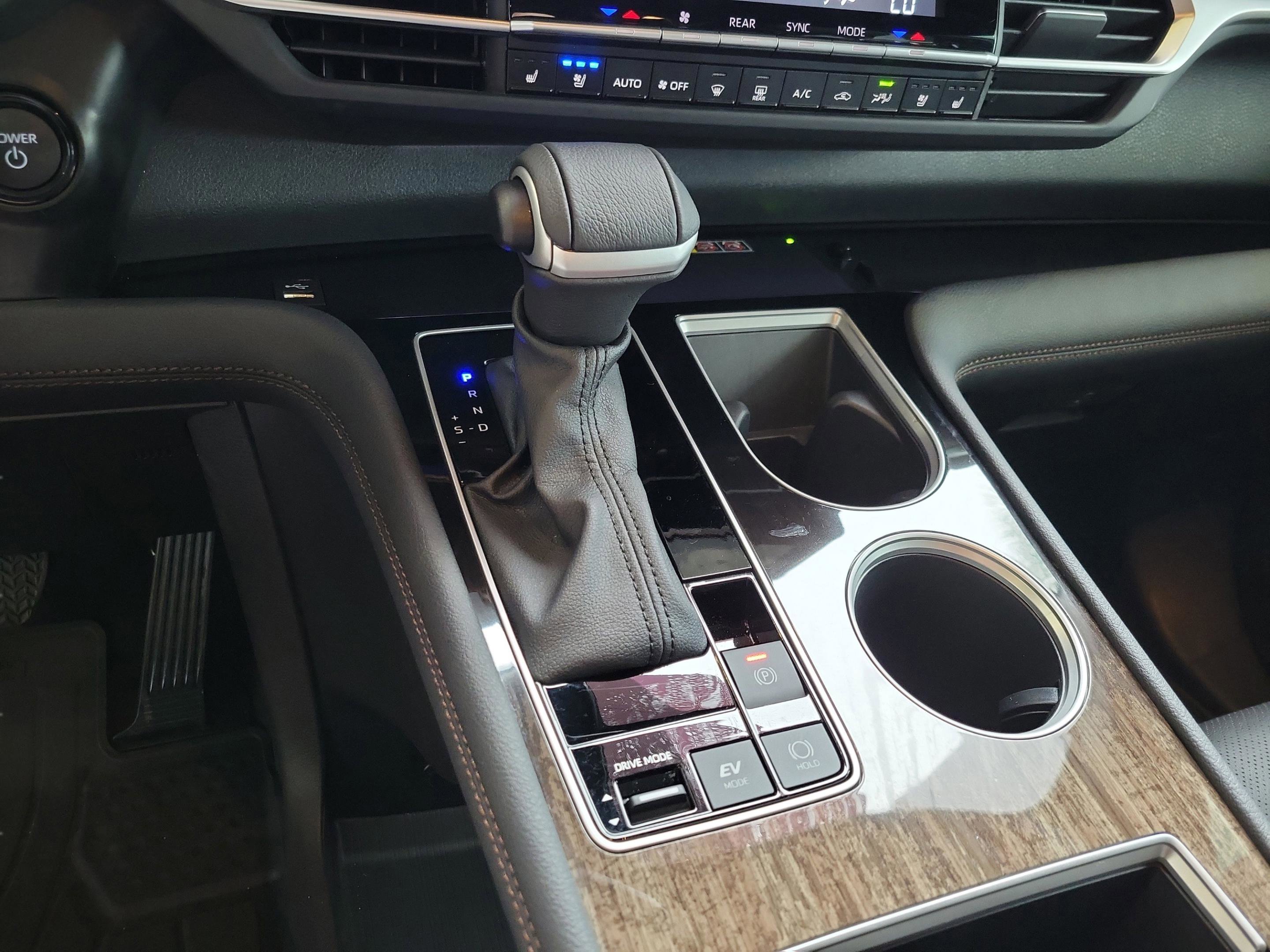 Used 2025 Toyota Sienna Limited image 19