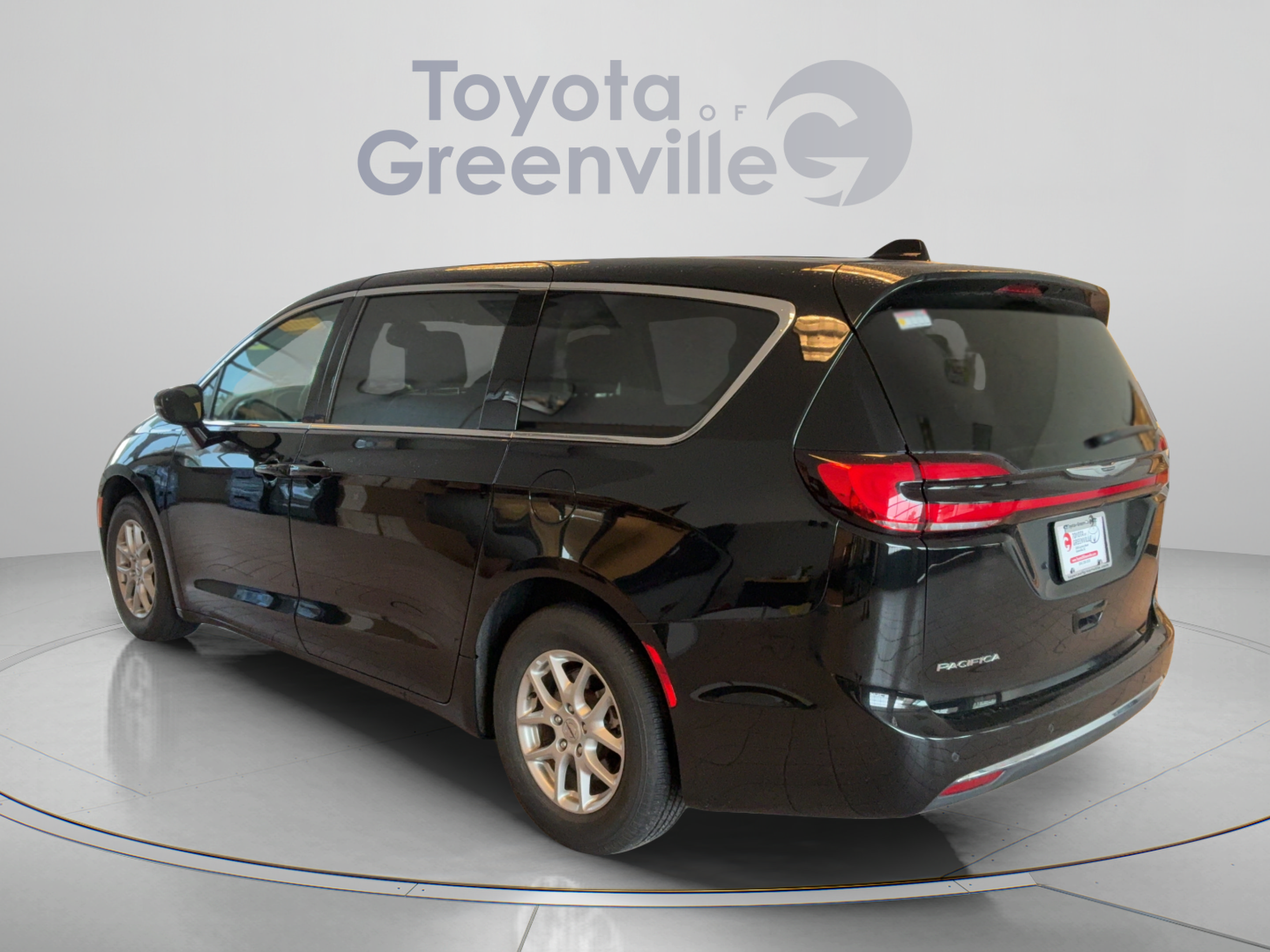 Used 2024 Chrysler Pacifica Touring-L FWD image 4
