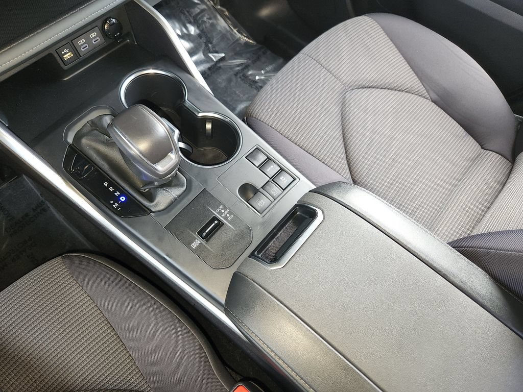 Used 2025 Toyota Highlander LE FWD image 24