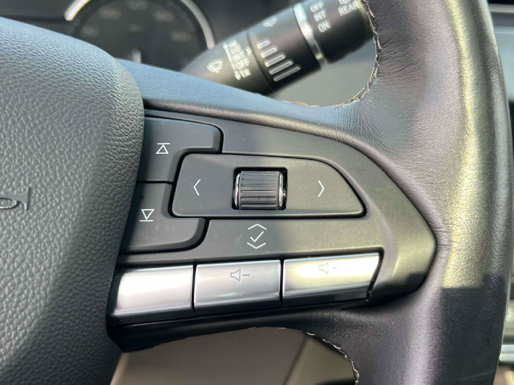 Used 2023 Cadillac XT4 Luxury w/ Cold Weather Package AWD/4WD image 22