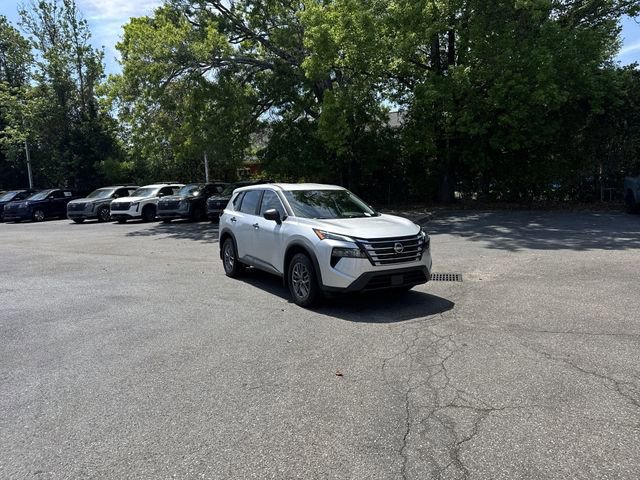 Used 2024 Nissan Rogue S FWD image 3