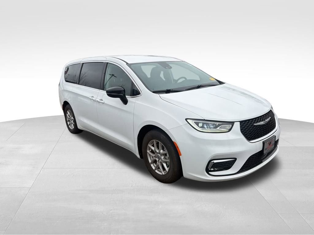 Used 2024 Chrysler Pacifica Touring-L image 3