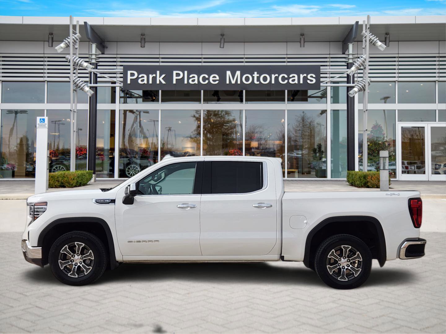 Used 2025 GMC Sierra 1500 SLT image 3