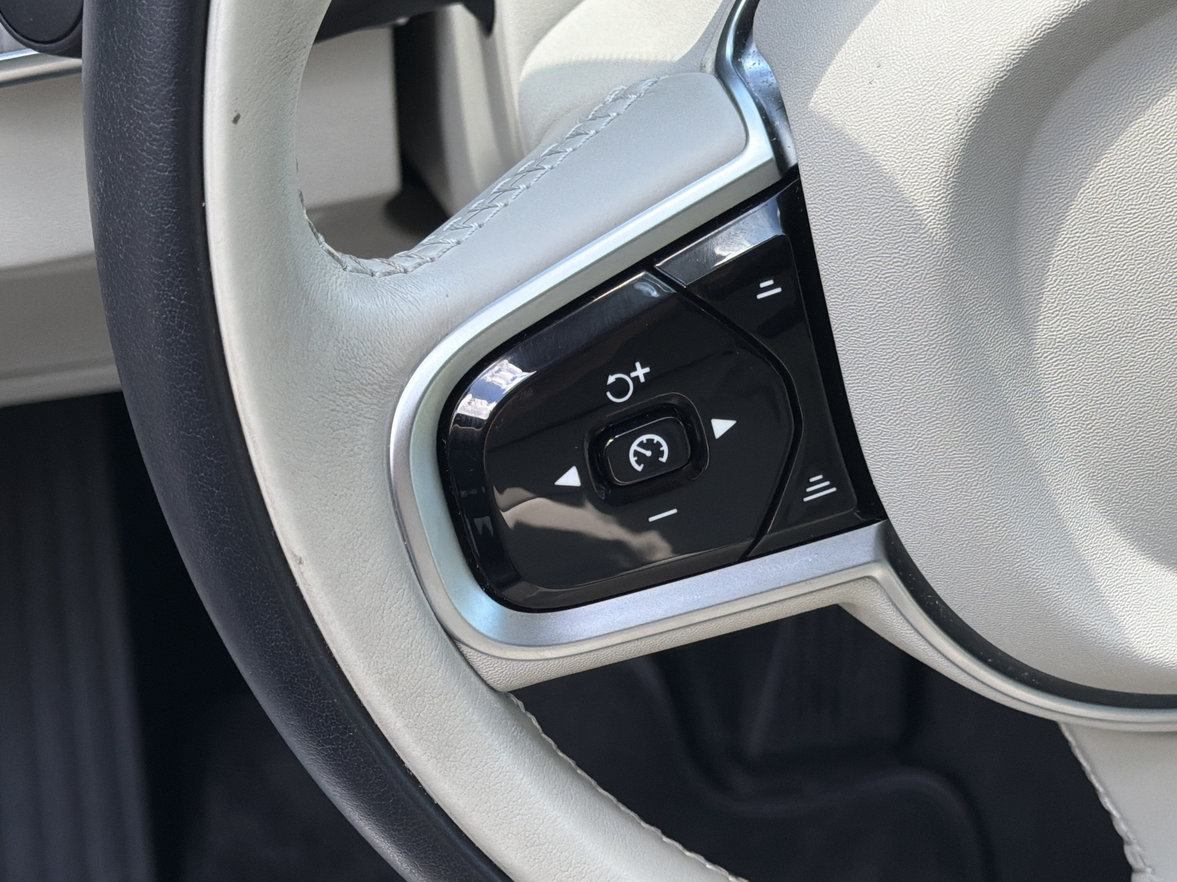 Certified 2025 Volvo XC90 B5 Plus w/ Protection Package Premier AWD/4WD image 19