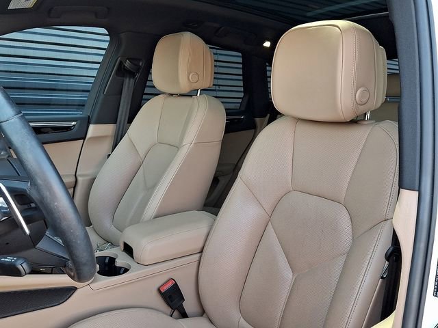 Certified 2022 Porsche Macan S AWD/4WD image 5