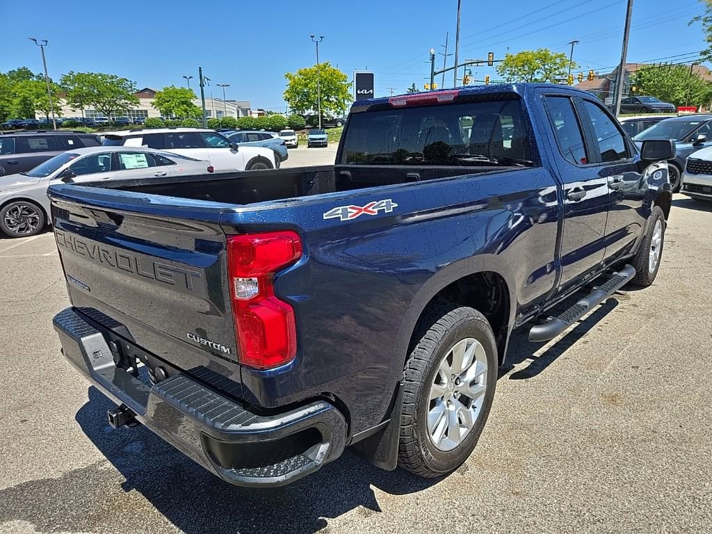 Used 2020 Chevrolet Silverado 1500 Custom w/ Custom Value Package AWD/4WD image 3