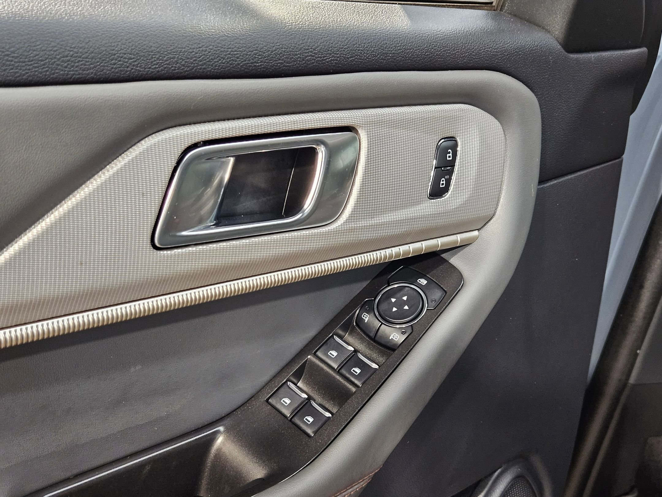 Used 2025 Ford Explorer Active RWD image 21