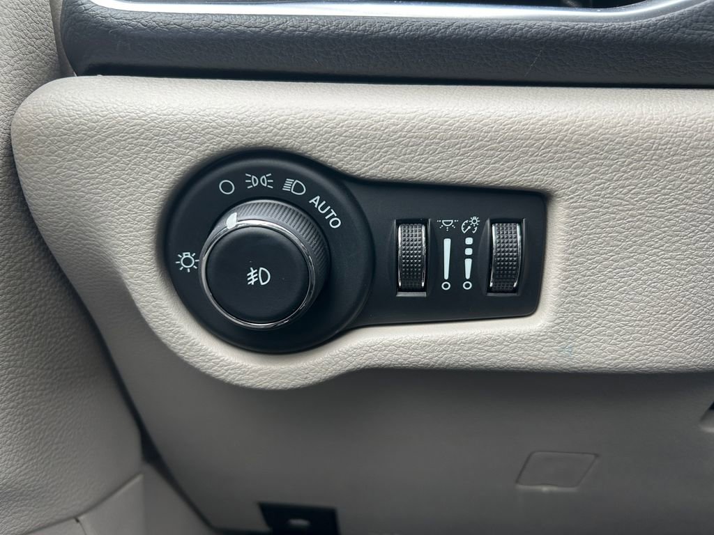 Used 2024 Chrysler Pacifica Limited image 21