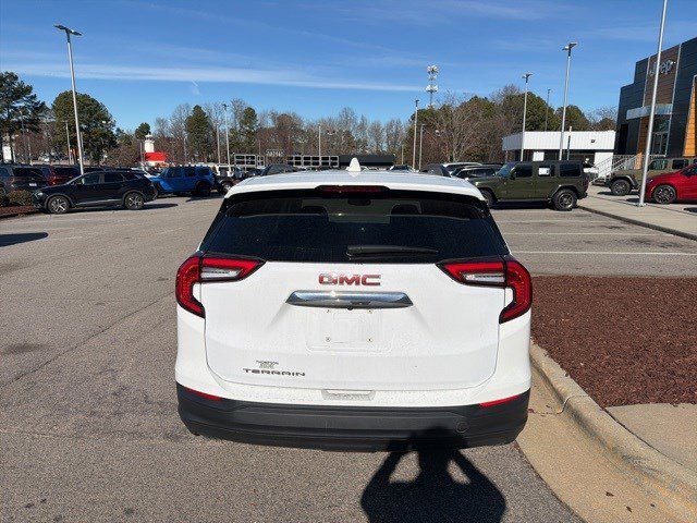Used 2022 GMC Terrain SLE w/ Driver Convenience Package image 4