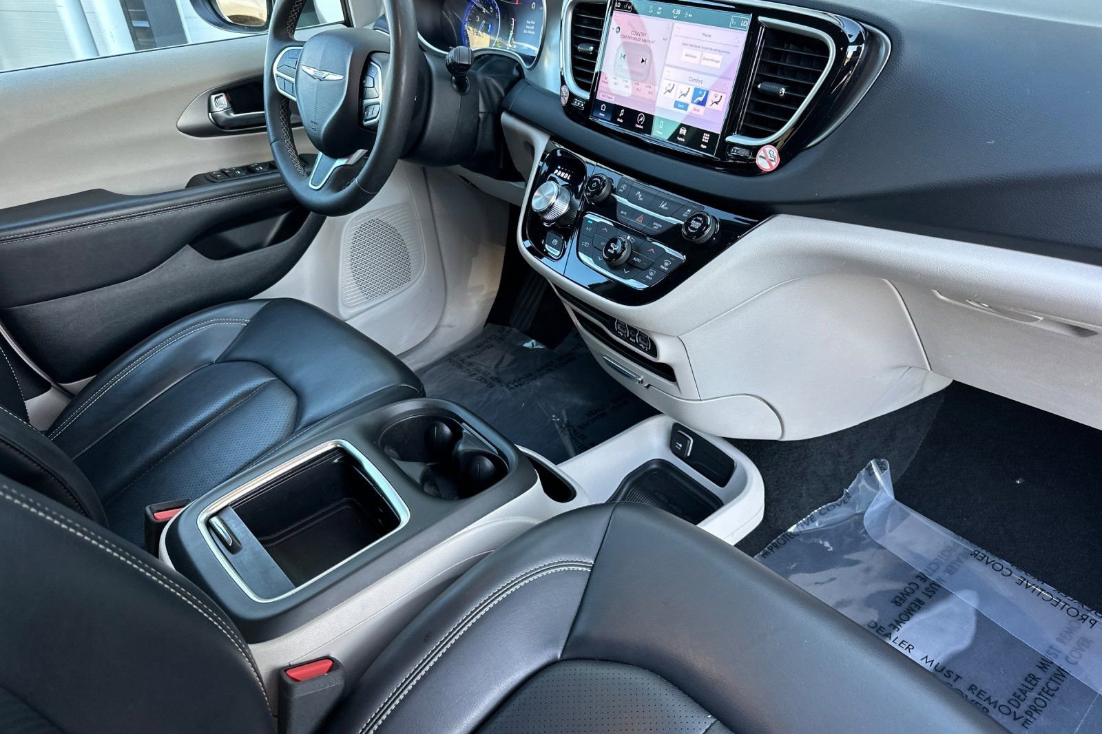 Used 2023 Chrysler Pacifica Touring-L FWD image 17