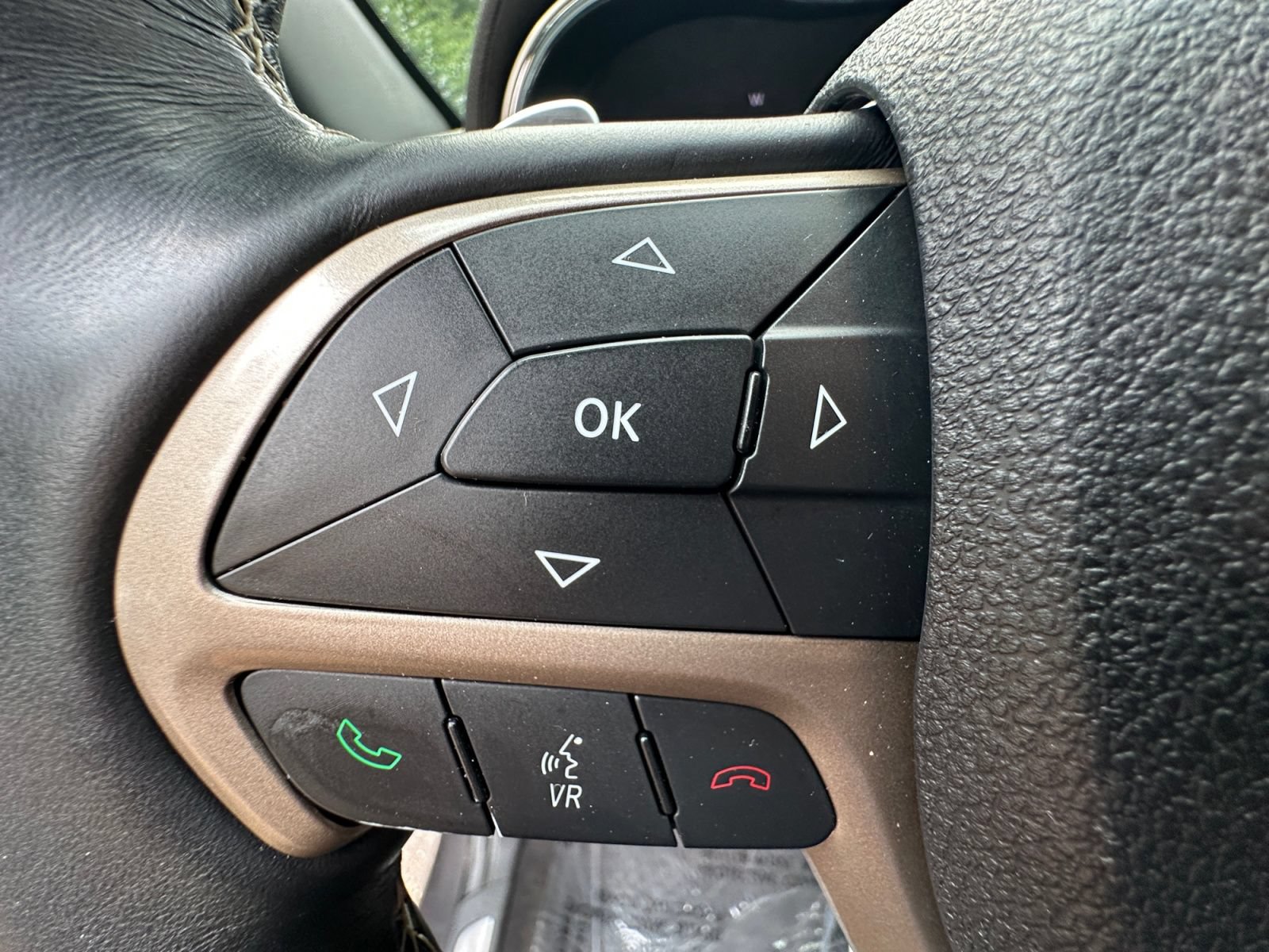 Used 2016 Jeep Grand Cherokee Overland w/ Advanced Technology Group AWD/4WD image 19