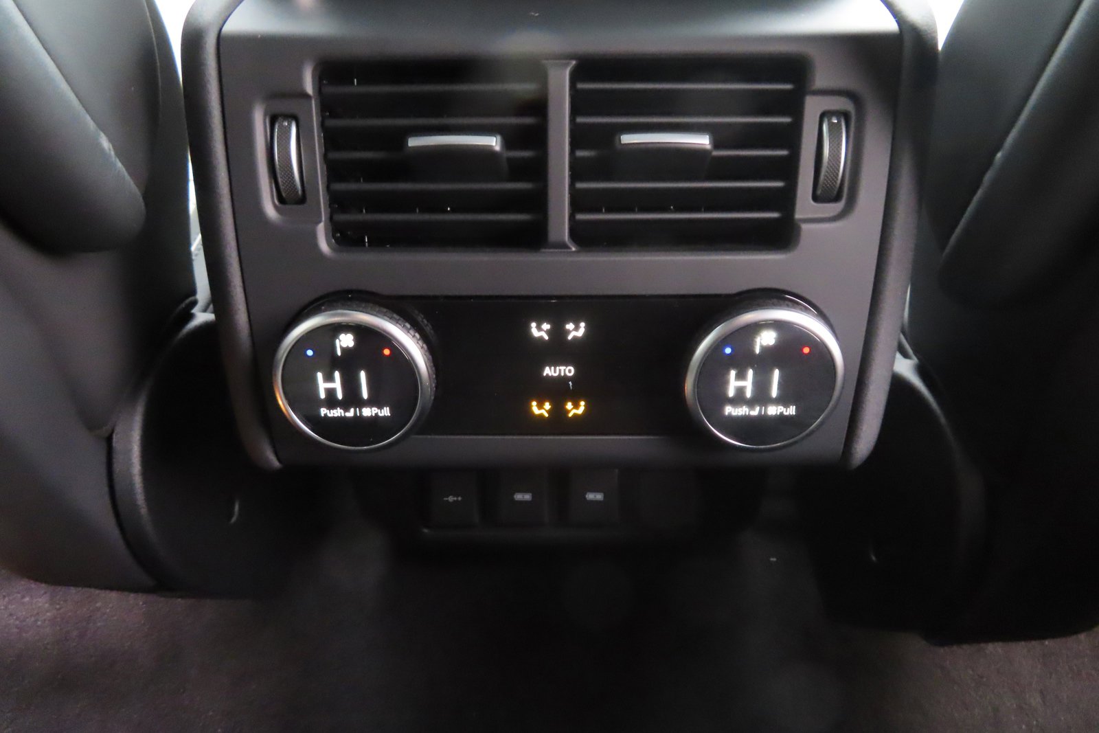 New 2024 Land Rover Discovery Dynamic SE image 44