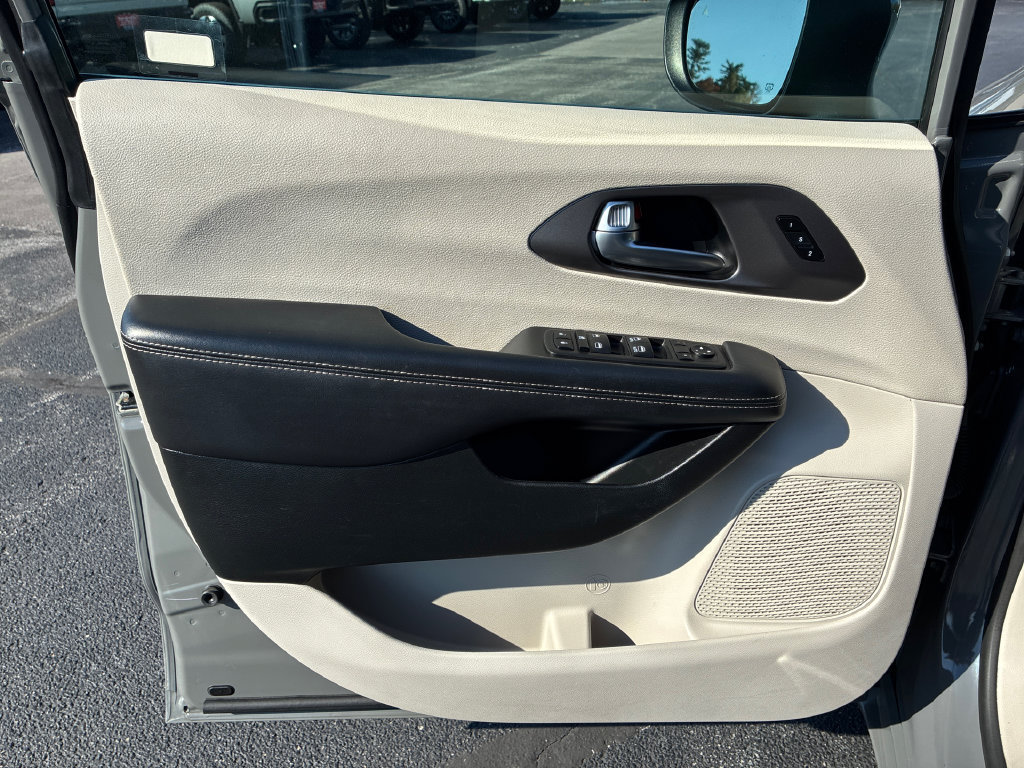 Used 2023 Chrysler Pacifica Touring-L FWD image 12