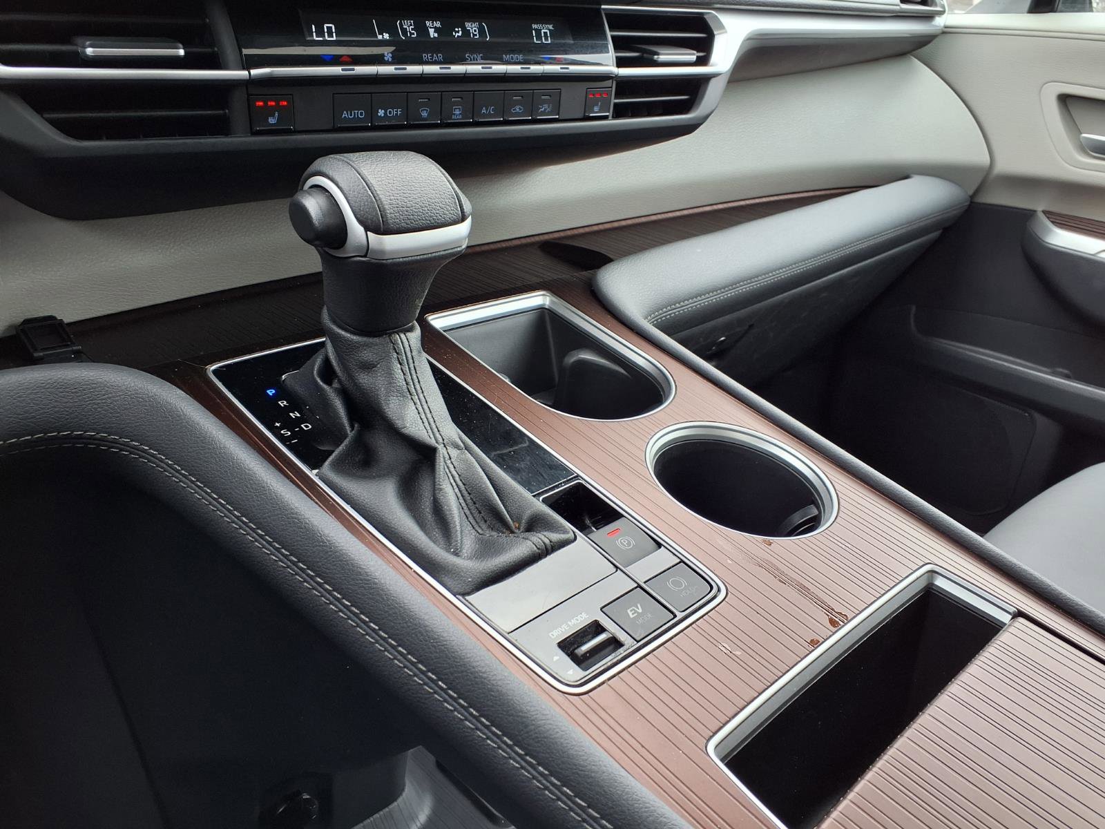 Used 2024 Toyota Sienna XLE image 21