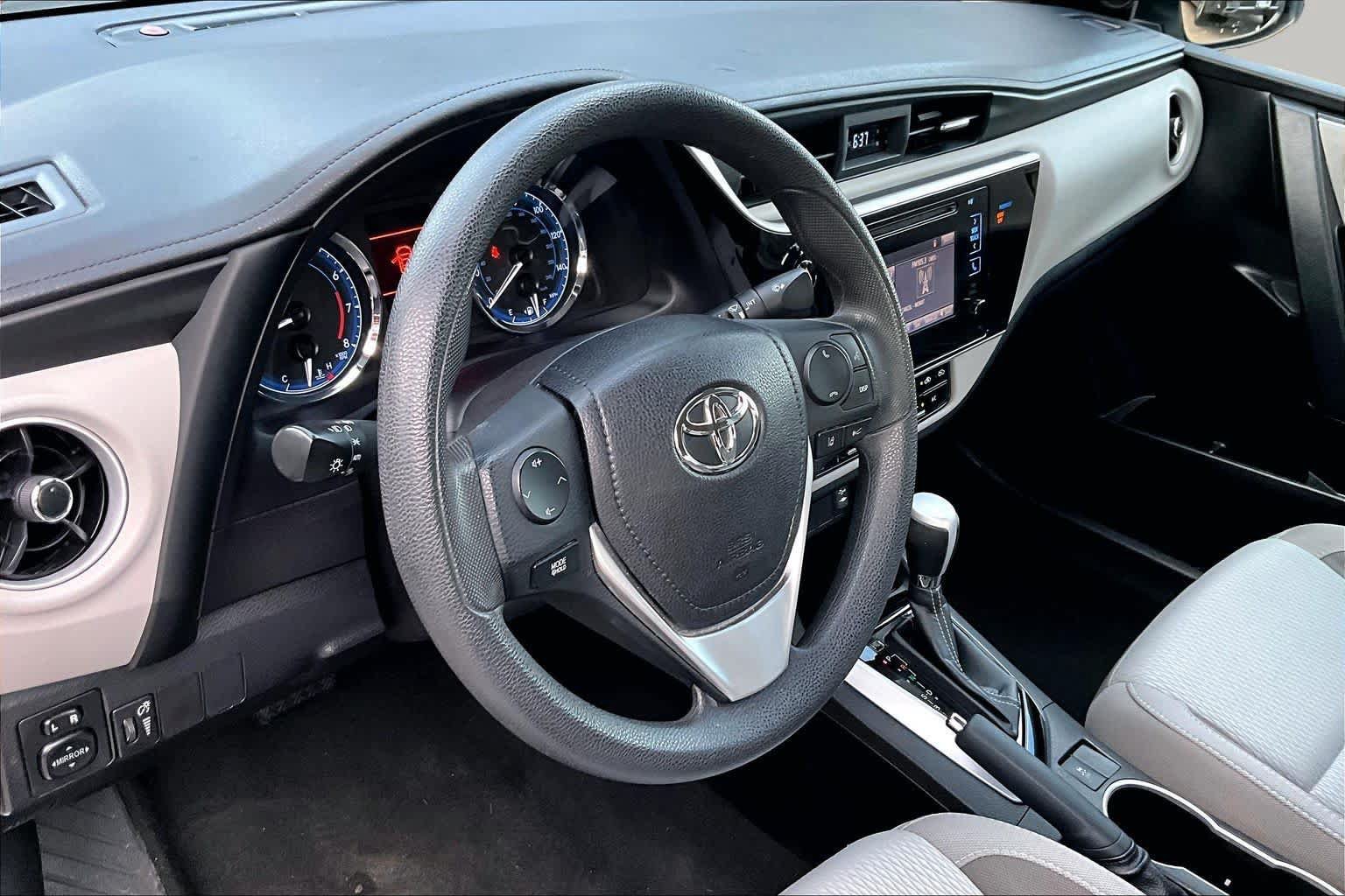 Used 2018 Toyota Corolla LE FWD image 17
