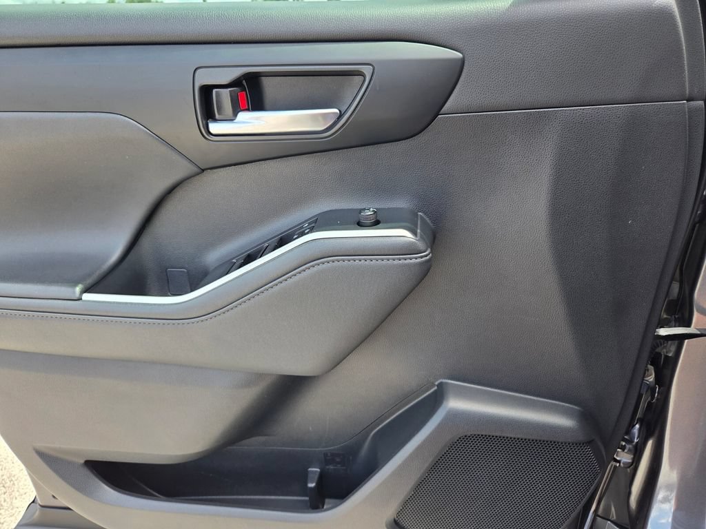 Used 2021 Toyota Highlander XLE FWD image 23