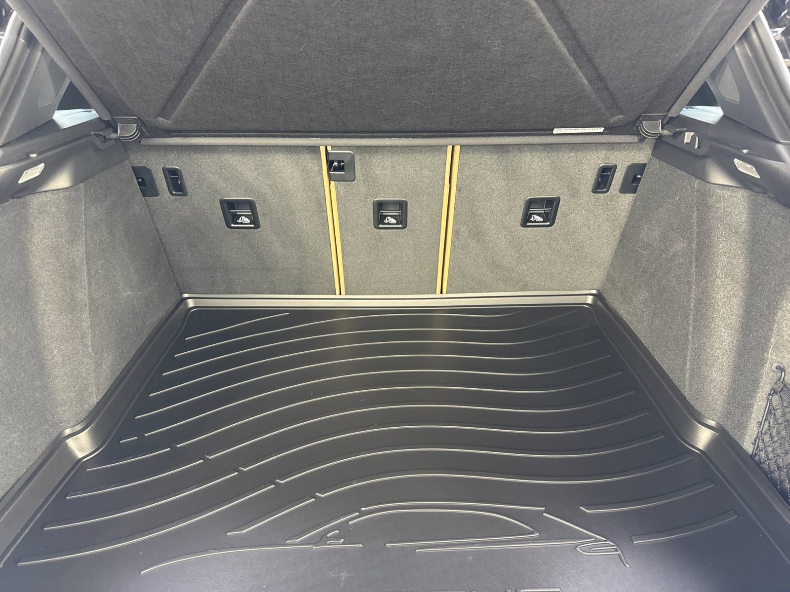 Certified 2025 Porsche Macan image 17