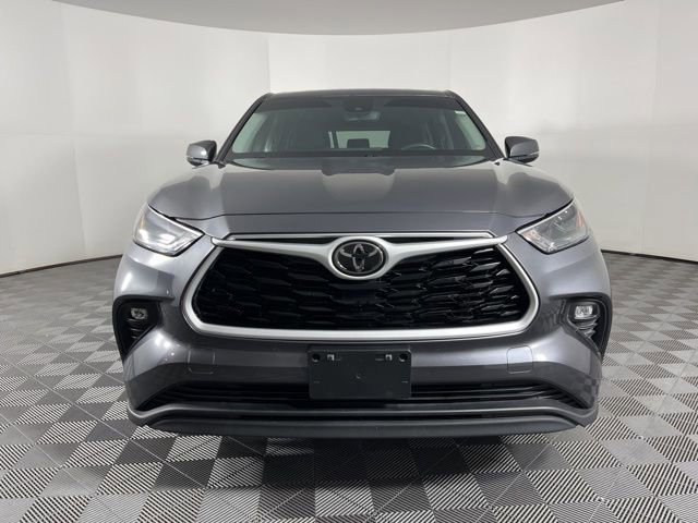 Used 2024 Toyota Highlander LE image 3