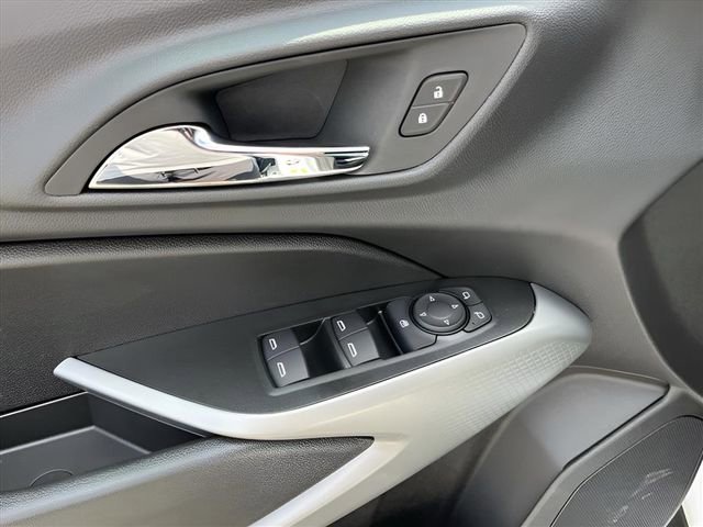 Used 2025 Chevrolet Trax RS w/ Driver Confidence Package image 21