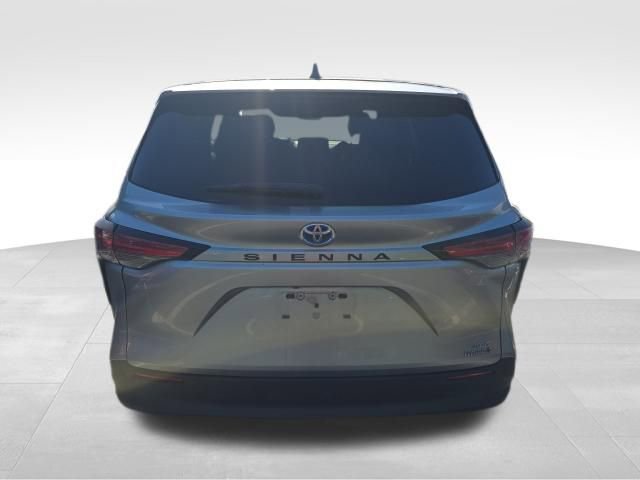 Used 2021 Toyota Sienna XLE FWD image 4