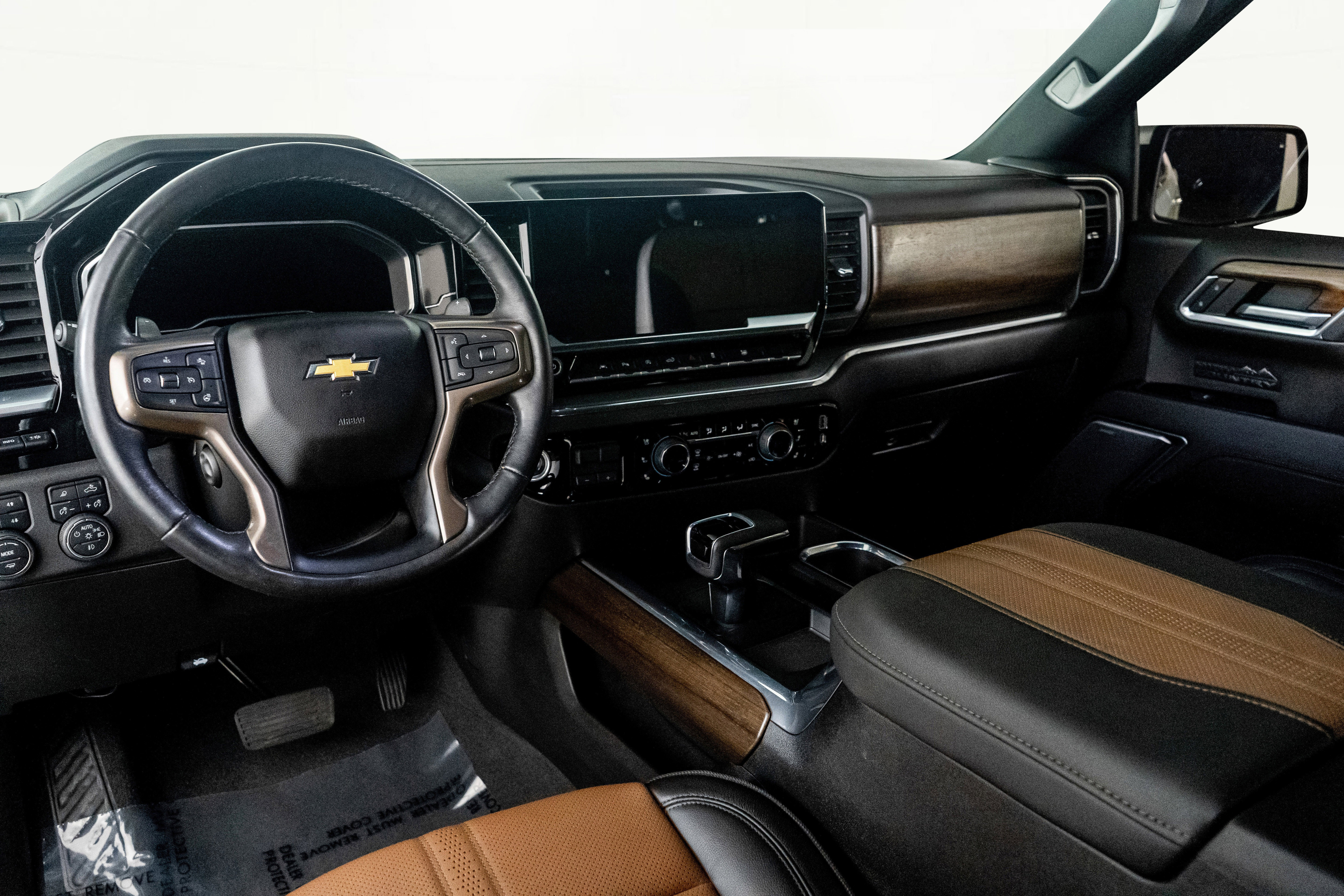 Used 2023 Chevrolet Silverado 1500 High Country w/ Technology Package image 2