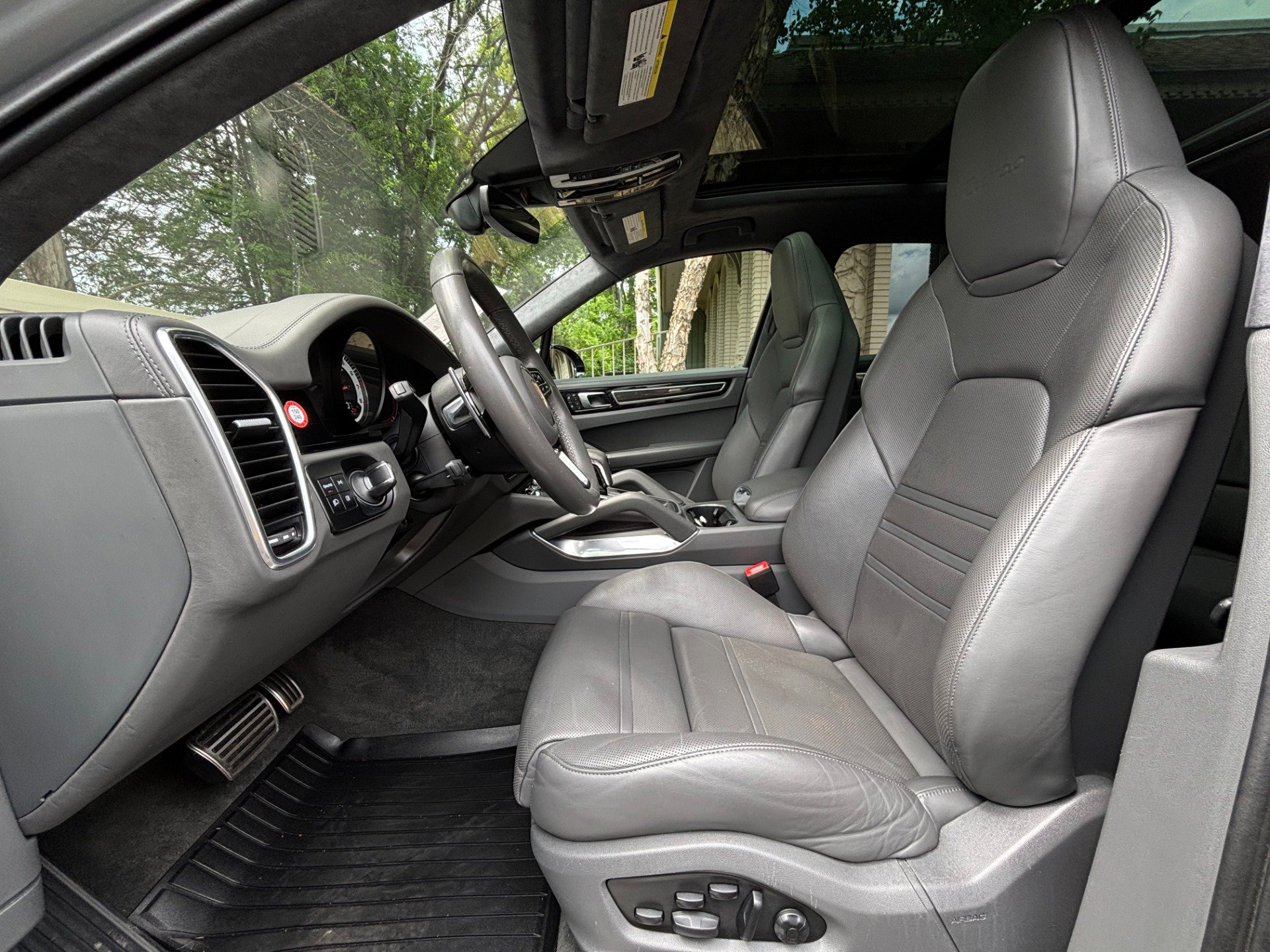 Used 2023 Porsche Cayenne Turbo AWD/4WD image 23