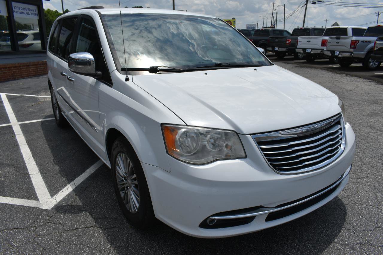 Used 2014 Chrysler Town & Country Touring-L w/ Driver Convenience Group FWD image 4