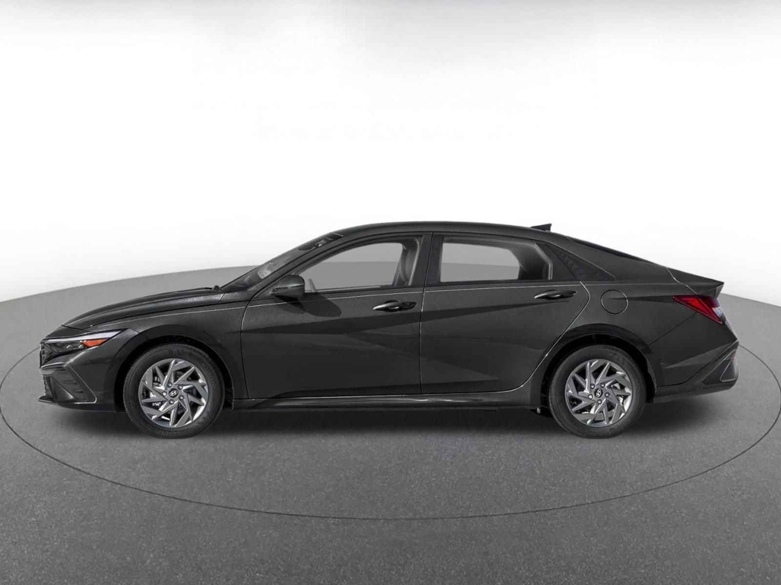Used 2026 Hyundai Elantra Hybrid FWD image 3