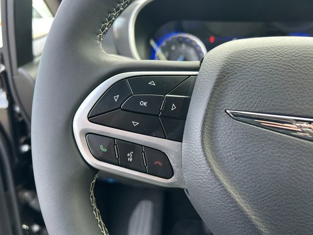 Used 2025 Chrysler Pacifica Select FWD image 26