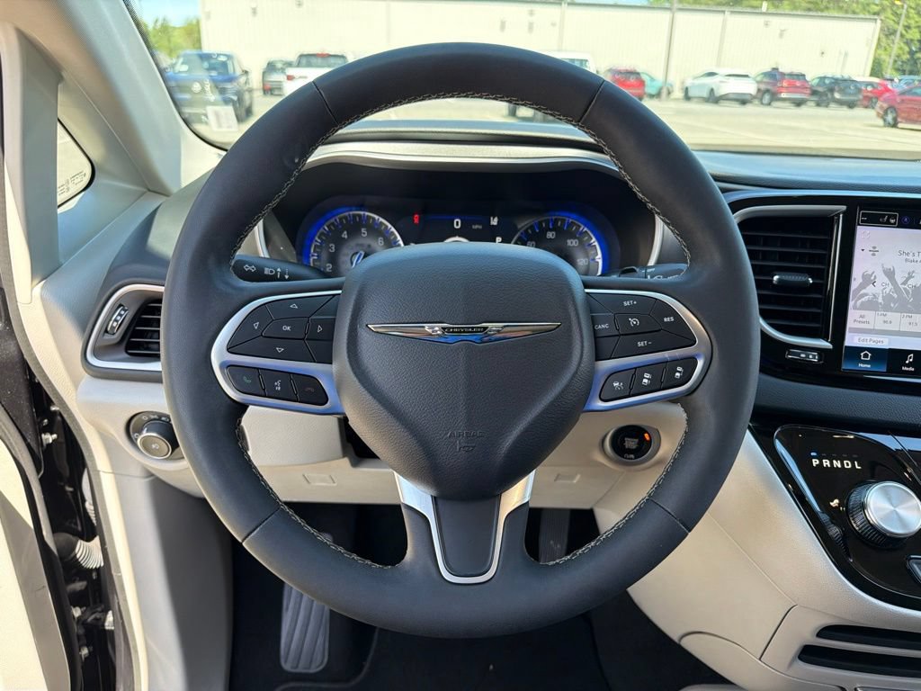 Used 2023 Chrysler Pacifica Touring-L FWD image 14