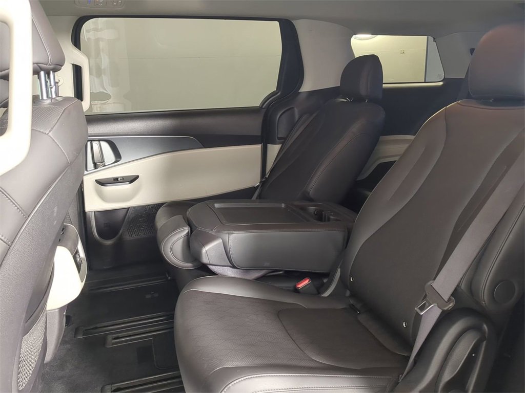 Used 2024 Kia Carnival LX image 16