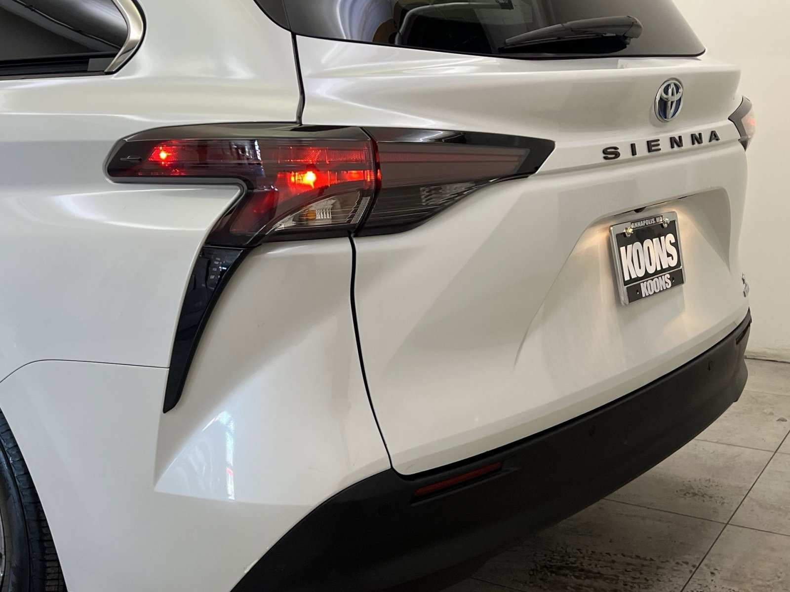 Used 2024 Toyota Sienna XLE image 28