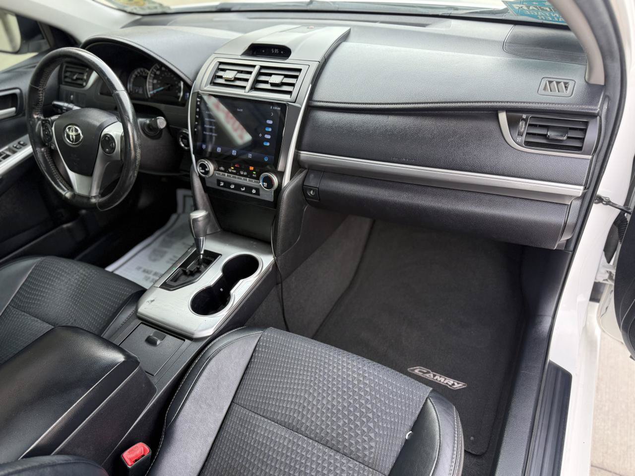 Used 2014 Toyota Camry SE w/ Moonroof Package FWD image 15
