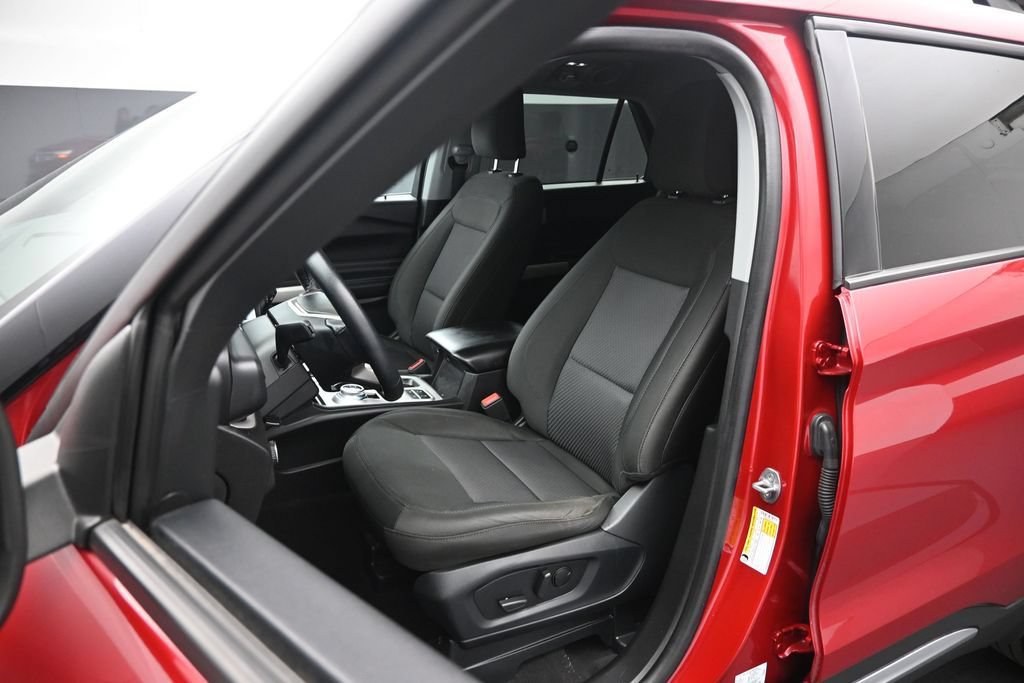 Certified 2023 Ford Explorer XLT RWD image 9