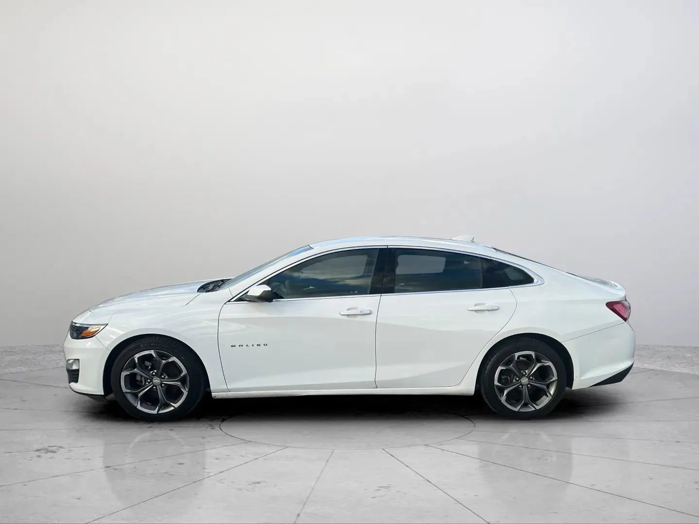 Used 2020 Chevrolet Malibu LT image 2