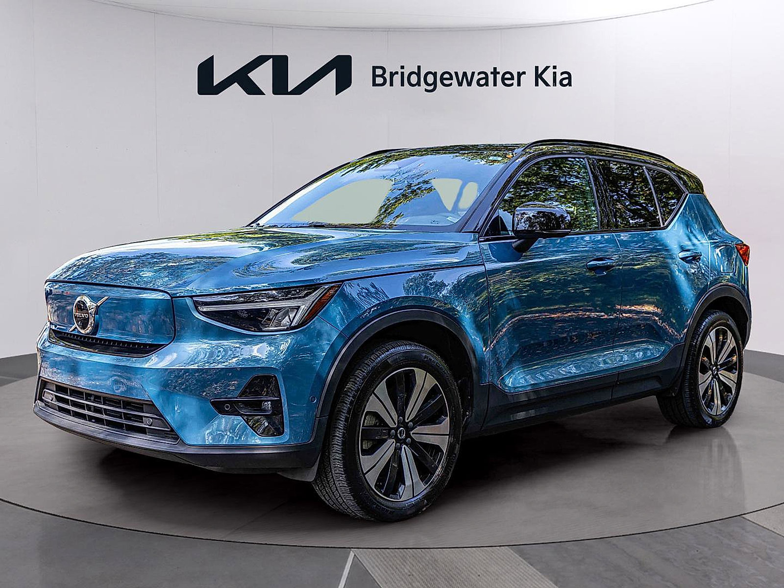 Used 2023 Volvo XC40 Recharge Plus w/ Protection Package Premier image 4