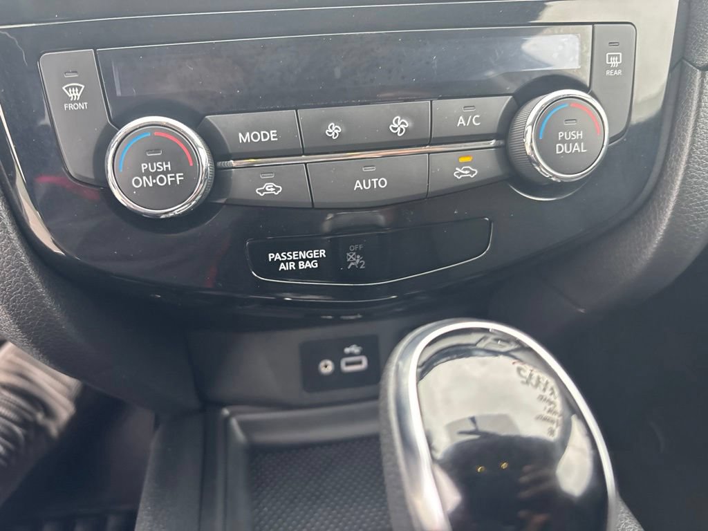 Used 2018 Nissan Rogue SV w/ Sun & Sound Touring Package AWD/4WD image 16