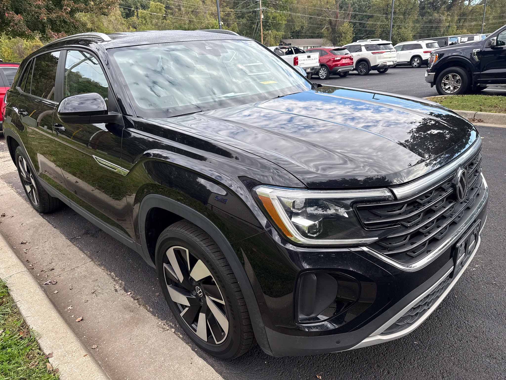 Used 2025 Volkswagen Atlas Cross Sport SE AWD/4WD image 3
