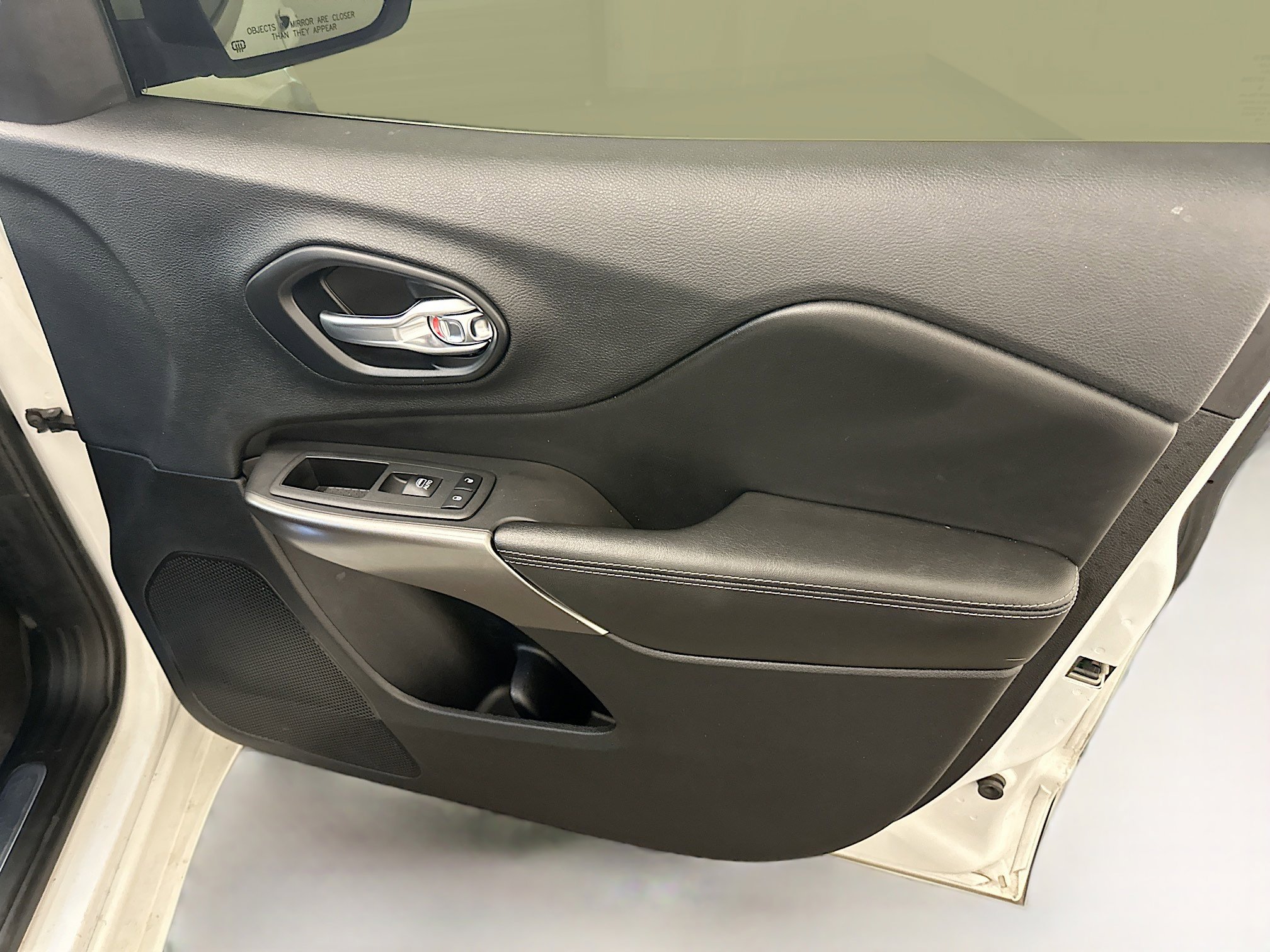 Used 2019 Jeep Cherokee Overland image 35
